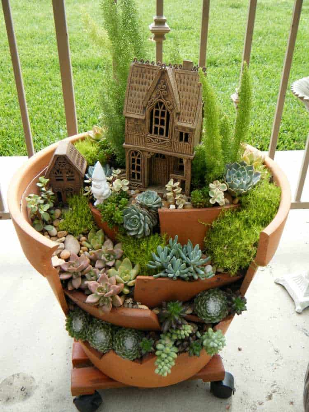 Beautiful Outdoor Succulent Planter Ideas 22