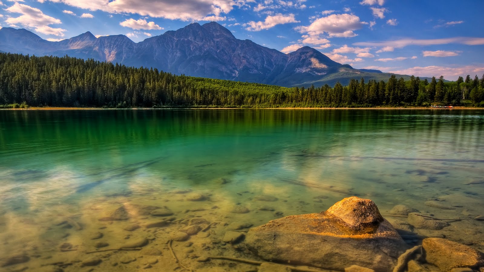 Imagem de Fundo Lago com água cristalina Imagens de Fundo