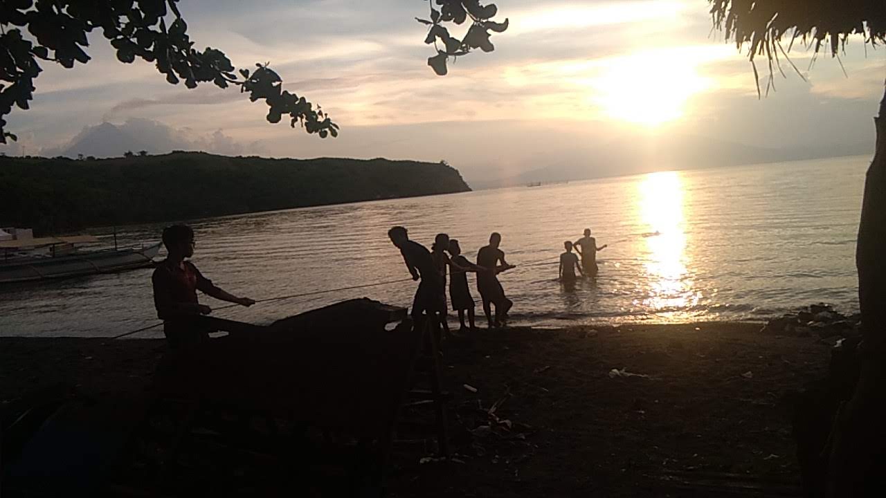 Locals of Bacacay (with my students) hauling a net from the sea.