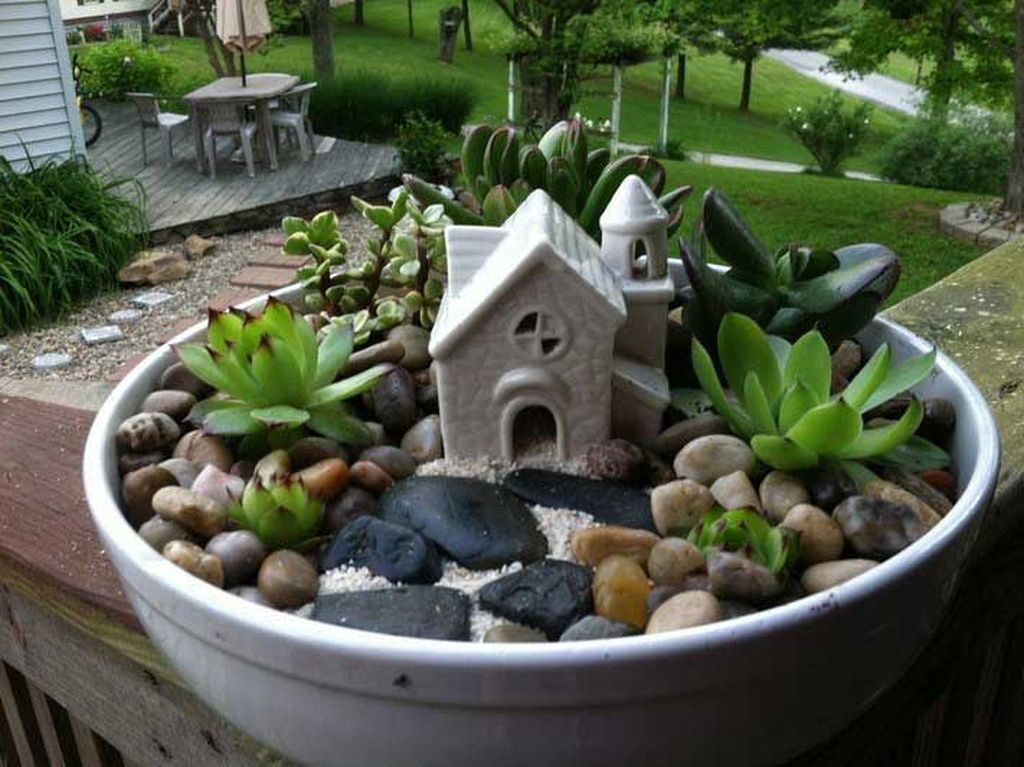 Beautiful Outdoor Succulent Planter Ideas 16