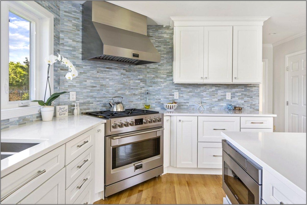 Kitchen Backsplash With Maple Cabinets