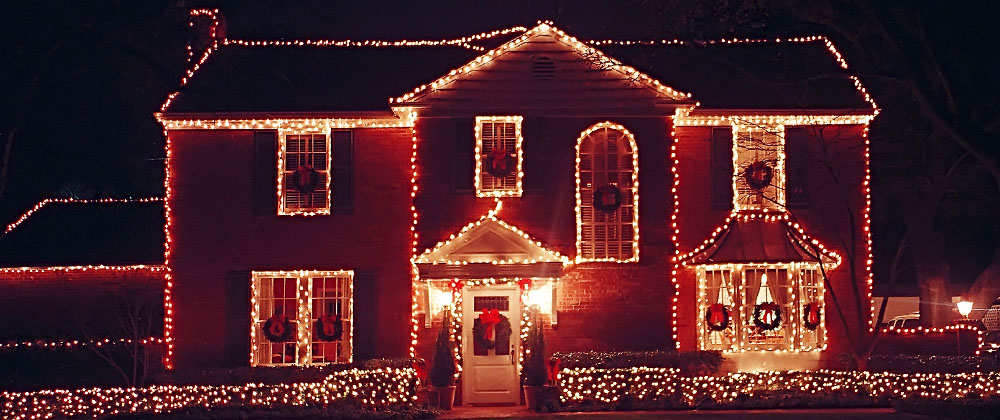 How to Hang Christmas Lights - yardworship.com