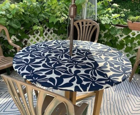 Round Fitted Tablecloth With 2 Umbrella