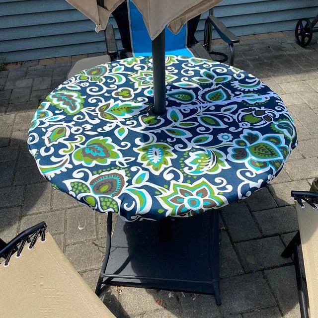 Round Fitted Tablecloth With 2 Umbrella