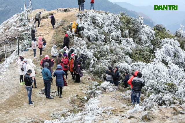 Hàng Nghìn Người Đổ Về Mẫu Sơn Ngắm Băng Tuyết, Ô Tô Nối Đuôi Tắc Dài | Báo  Dân Trí