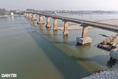 Bridges show foundation on drying rivers