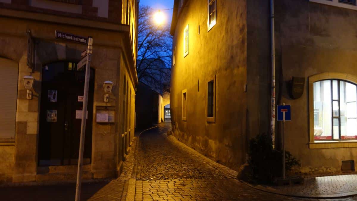 Eingang in die Waagegasse von der Michaelisstraße in der Altstadt Erfurt