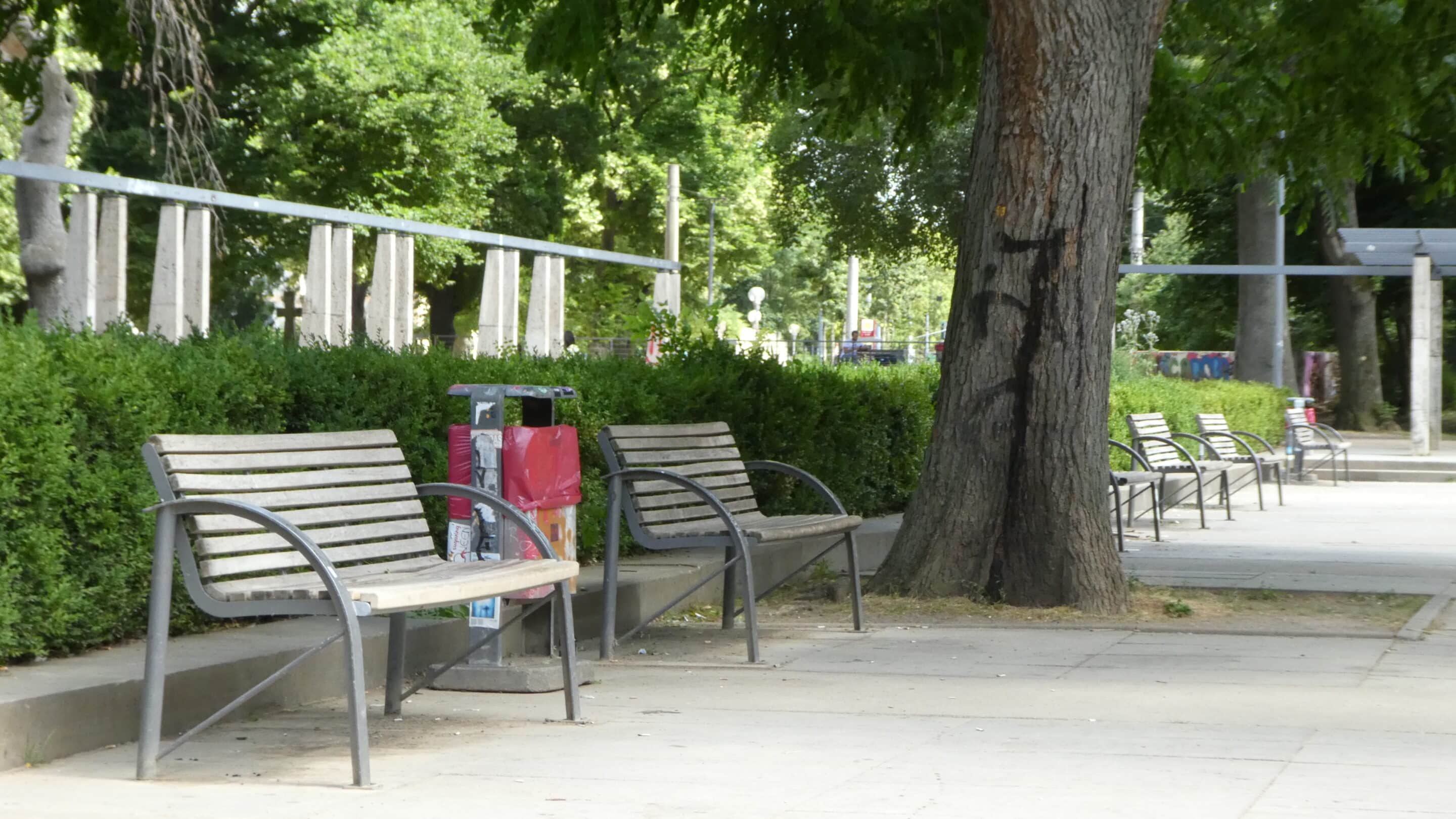 Bänke im Brühler Garten Erfurt laden zum verweilen ein.