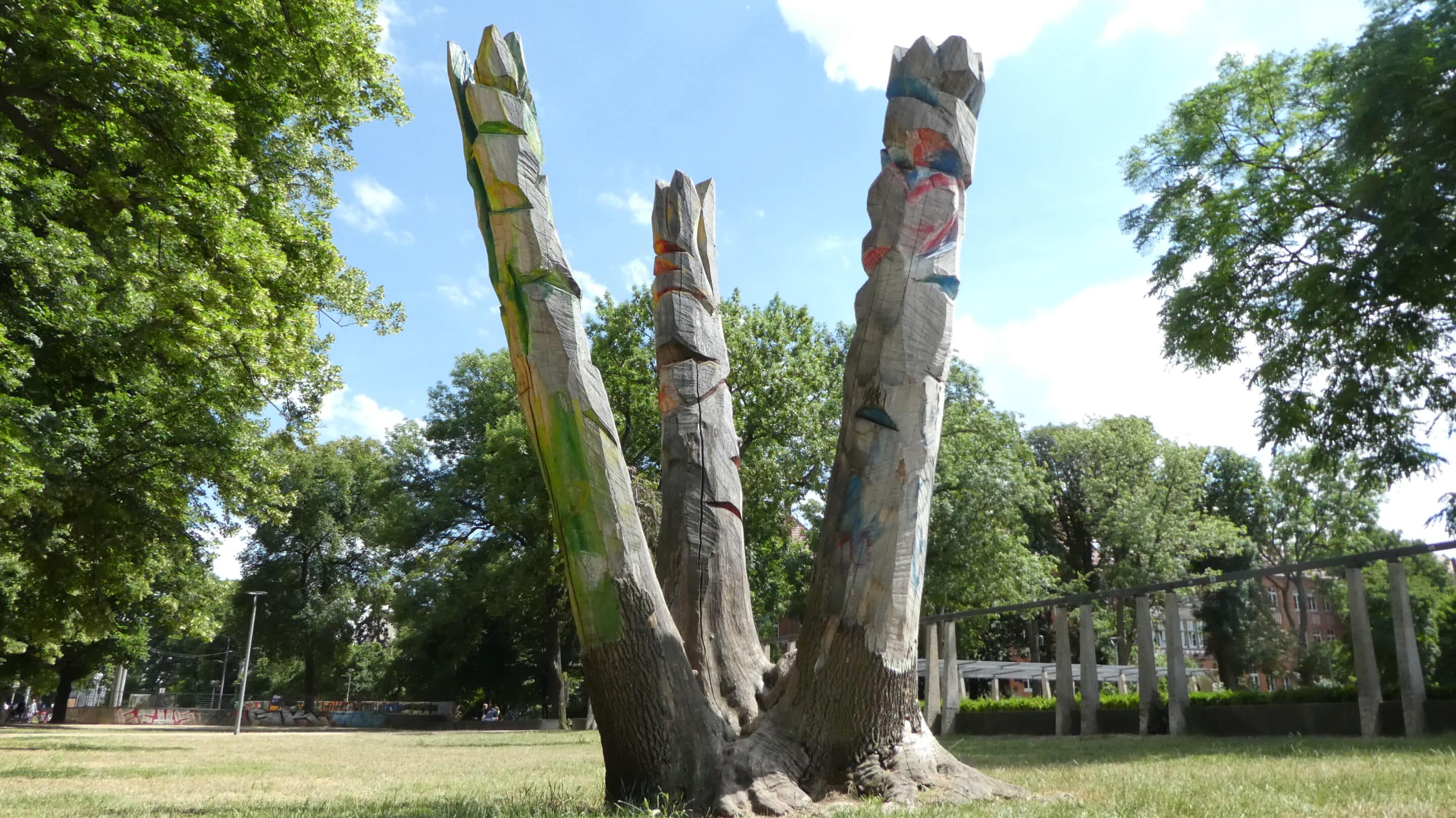 Diese Baumreste im Brühler Garten Erfurt wurden stehengelassen und gestaltet.