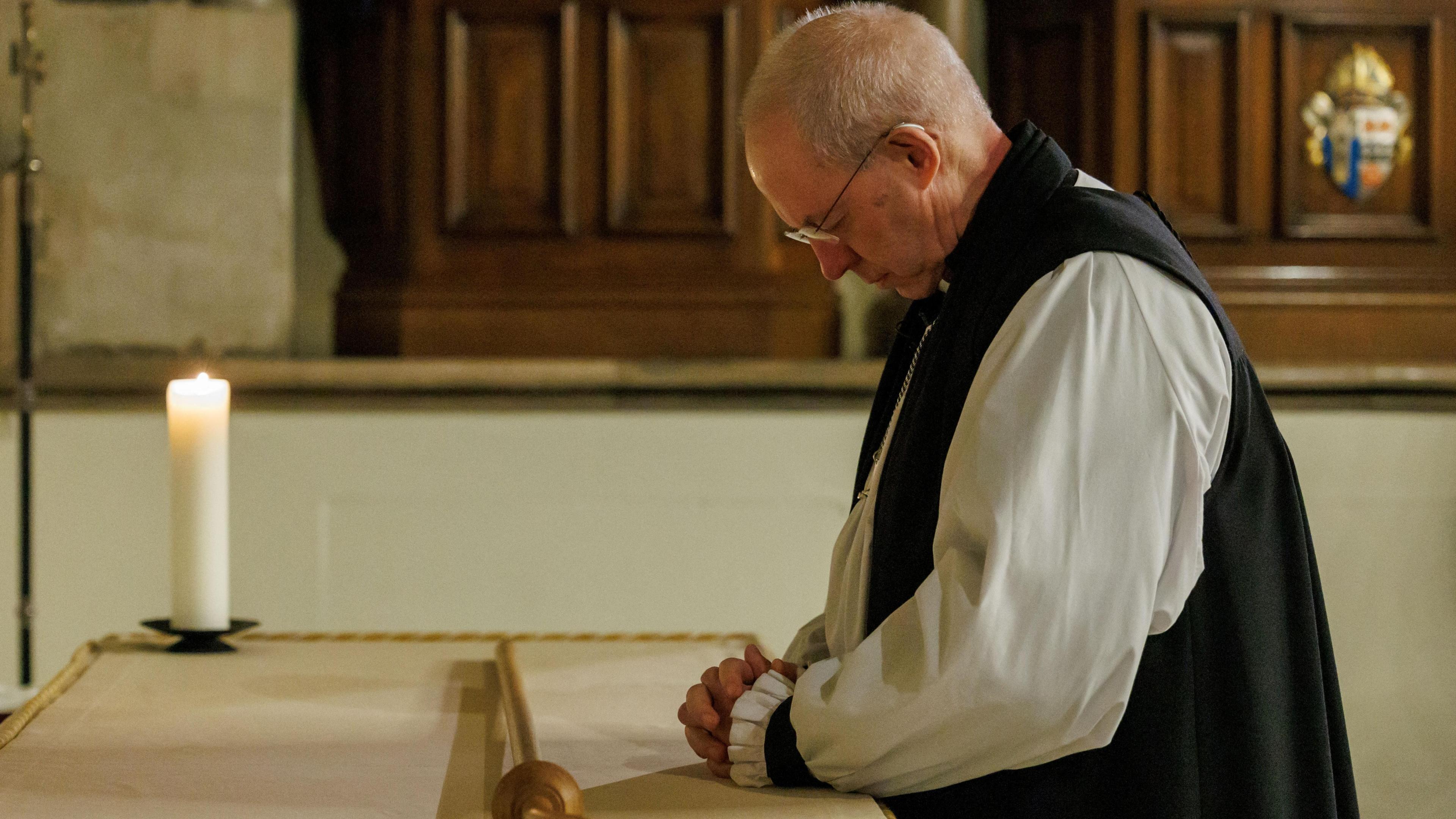 Archbishop of Canterbury Justin Welby lays down his pastoral staff on the altar at the chapel in Lambeth Palace, in London, Britain January 6, 2025, a symbolic act marking the end of his ministry. 