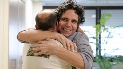 Ofer Kalderon embraces a family member after release