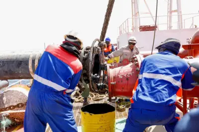 Raffinage de pétrole brut par la Société Africaine de Raffinage (Images de la première opération de raffinage)