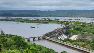 Vue aérienne du fleuve Congo et de l'Inga 1, avec une végétation luxuriante.