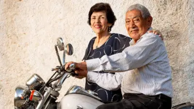 Los venezolanos Paula (83 años) y Juan (89 años) en una moto.