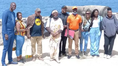 Des Afro Américains en visite à l’île de Gorée au Sénégal