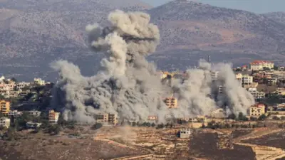 イスラエル軍の空爆を受けて煙が上がるレバノン南部キアム村（3日）