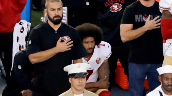 Colin Kaepernick no se puso de pie mientras el himno estadounidense sonaba el 26 de agosto.