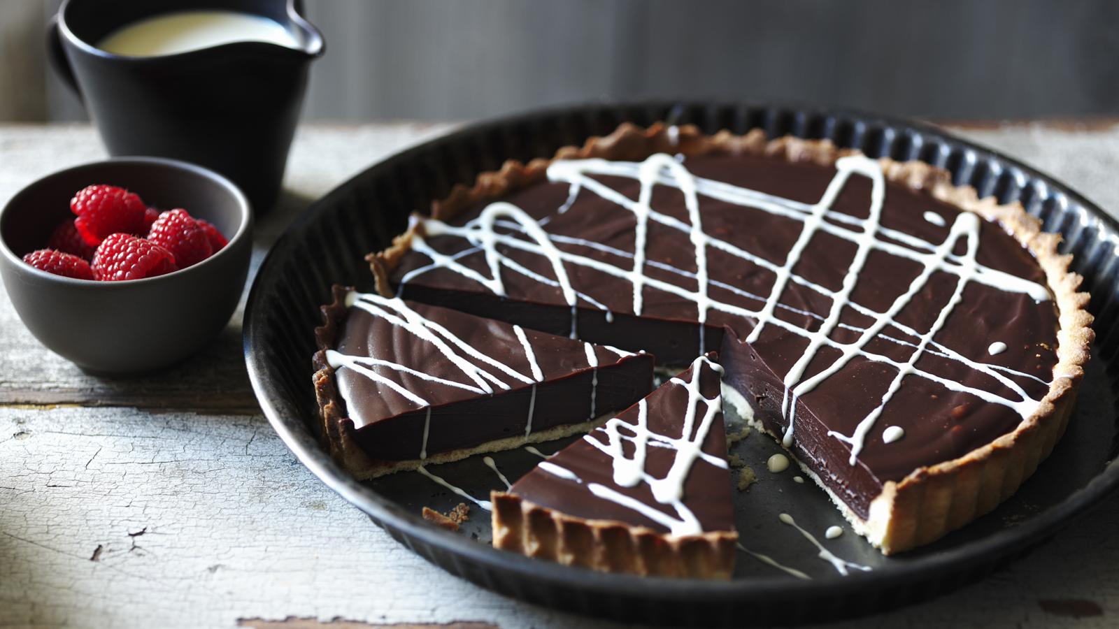 Chocolate tart with white chocolate sauce