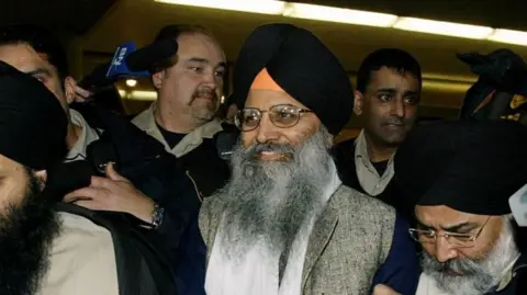 Sikh activist Ripudaman Singh Malik (C) smiles as he leaves a Vancouver court March 16, 2005, after being found not guilty in the 1985 bombing of an Air India flight off the Irish coast. Malik and his co-accused were both freed after a Supreme Court judge ruled testimony against them was not credible.