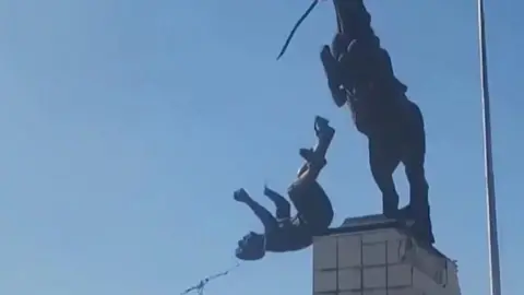 Statue being toppled in Aleppo, Syria