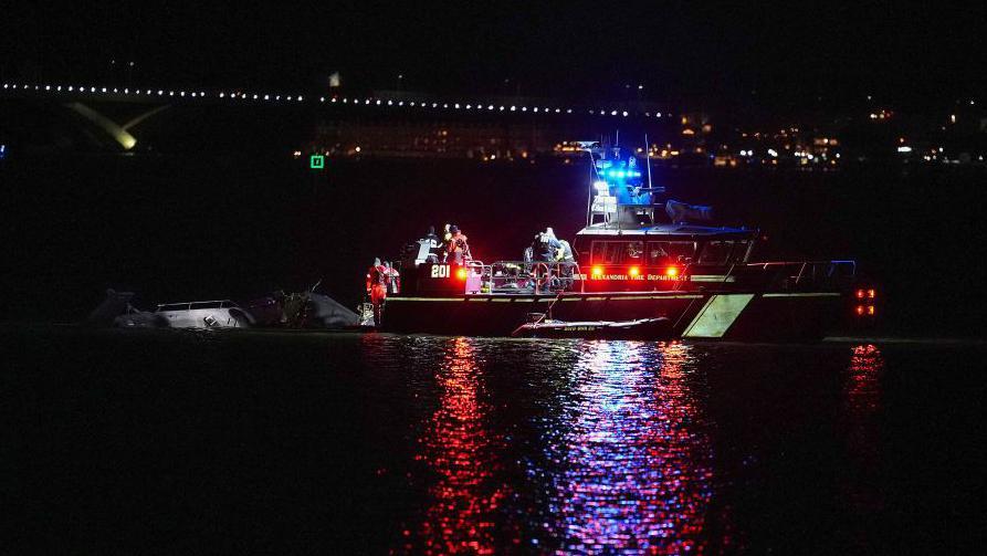 Una embarcación de rescate en el río Potomac