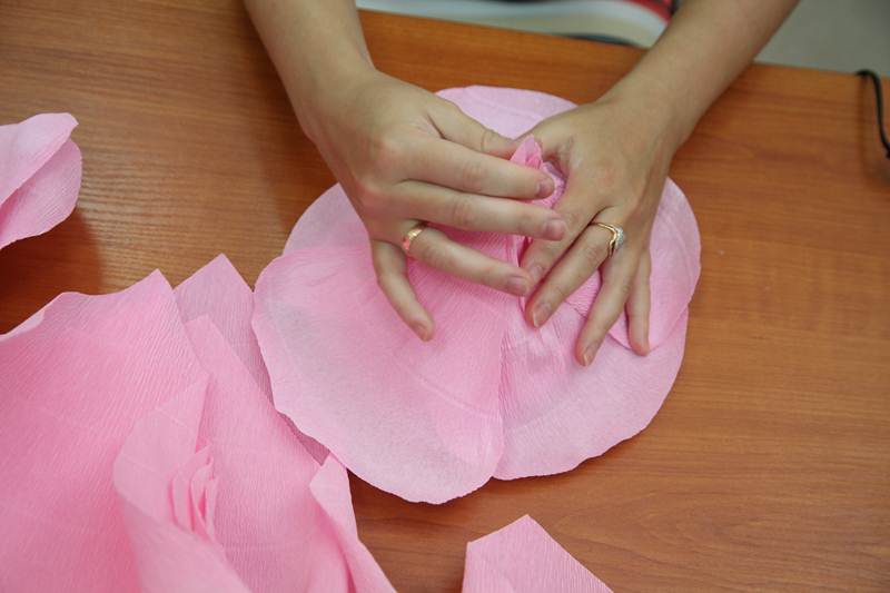 How-to-DIY-Giant-Crepe-Paper-Flower-17.jpg