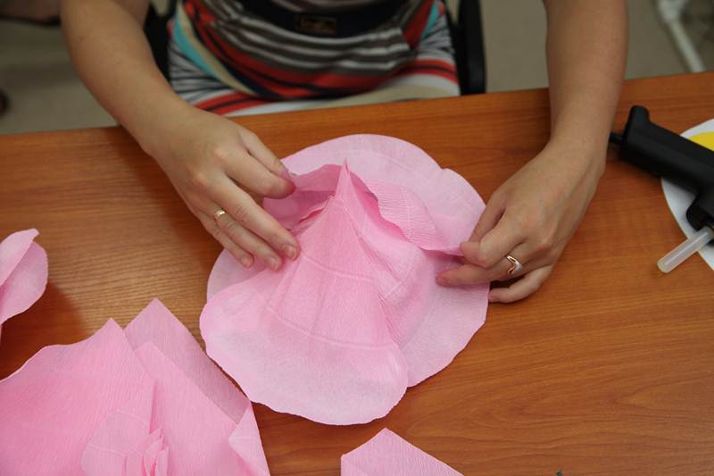 How-to-DIY-Giant-Crepe-Paper-Flower-18.jpg