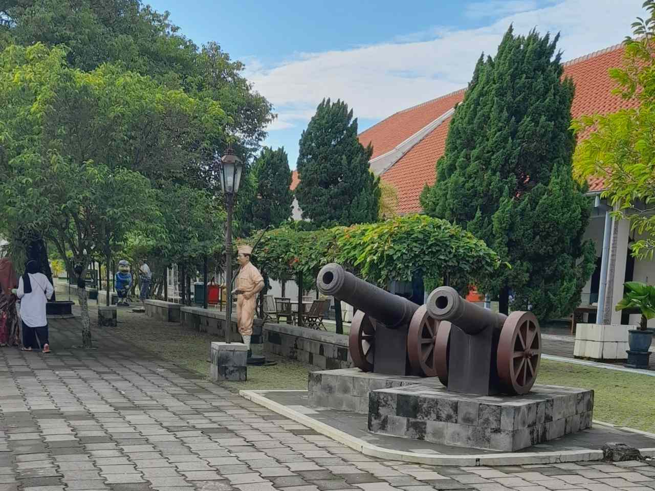 real size canons display in the museum yard 