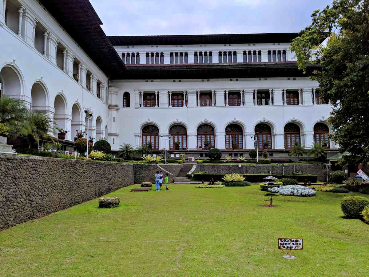 gedung sate yard