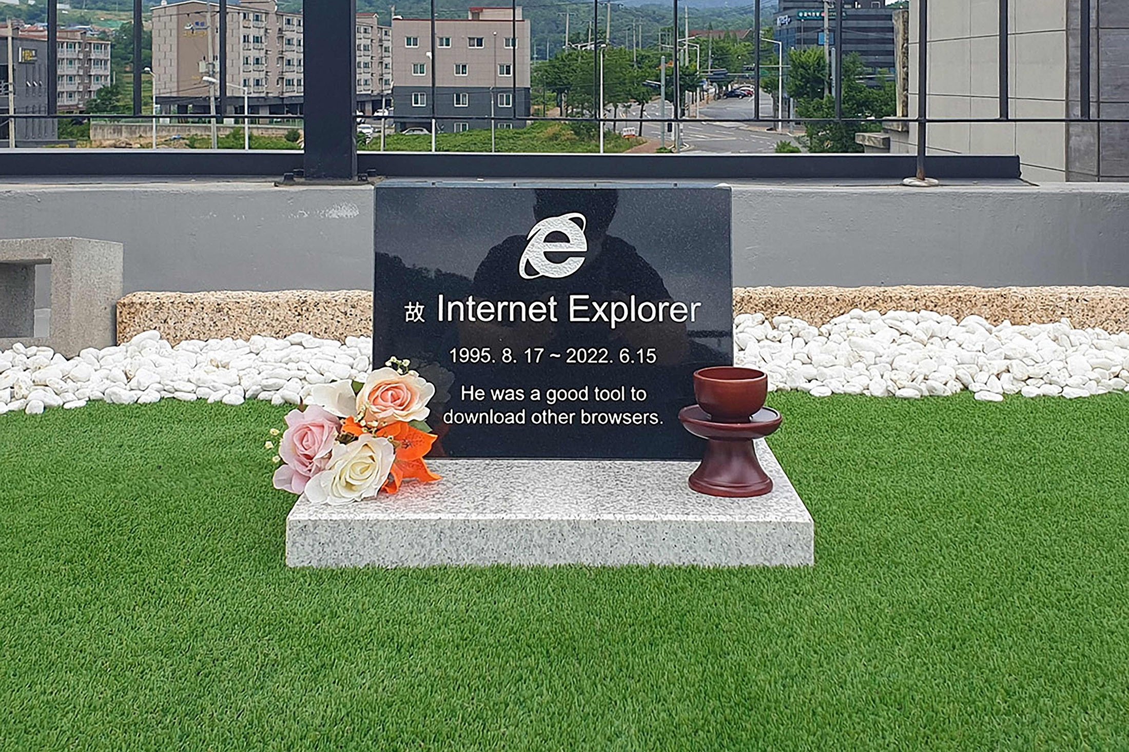 RIP: Gravestone in South Korea commemorates Internet Explorer | Daily Sabah