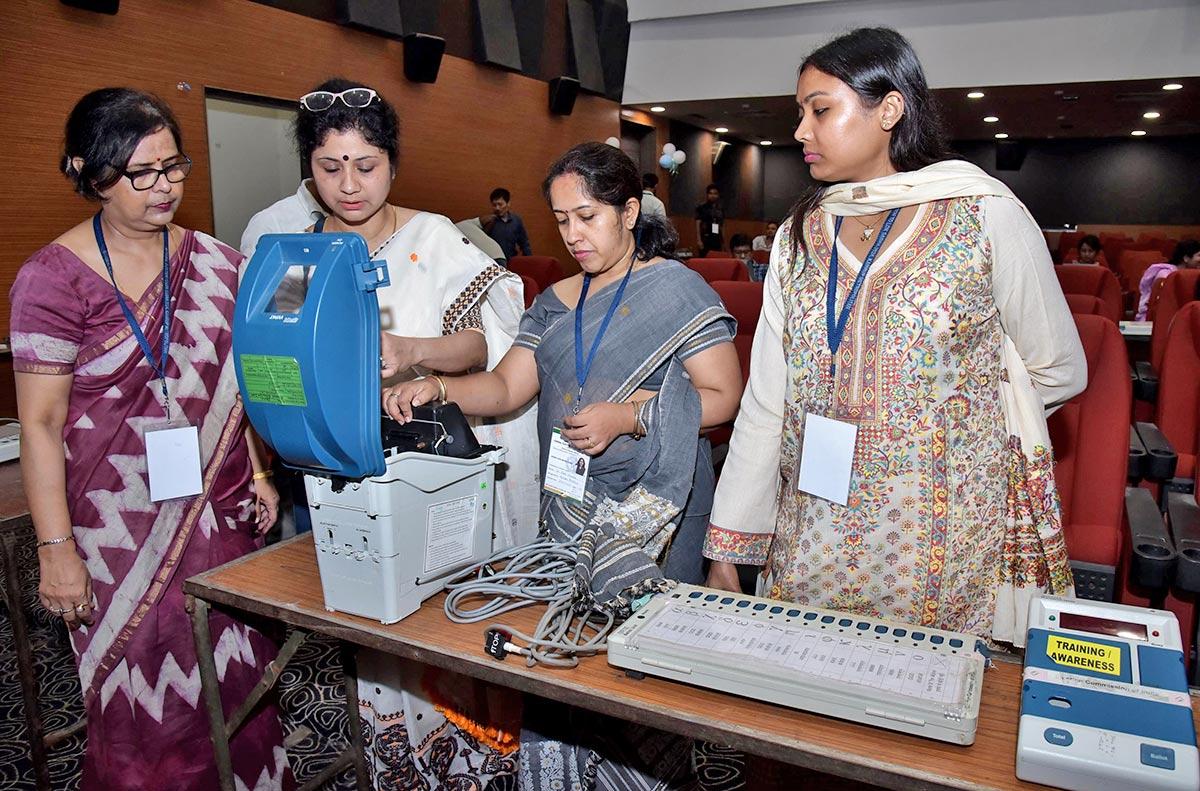 BJP Invites World Parties To Witness Festival Of Democracy - Rediff.com ...