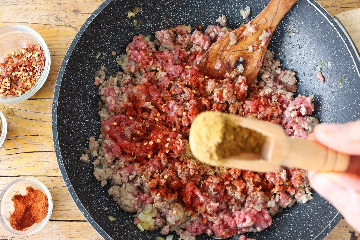 Añadir especias empanadas argentinas de carne