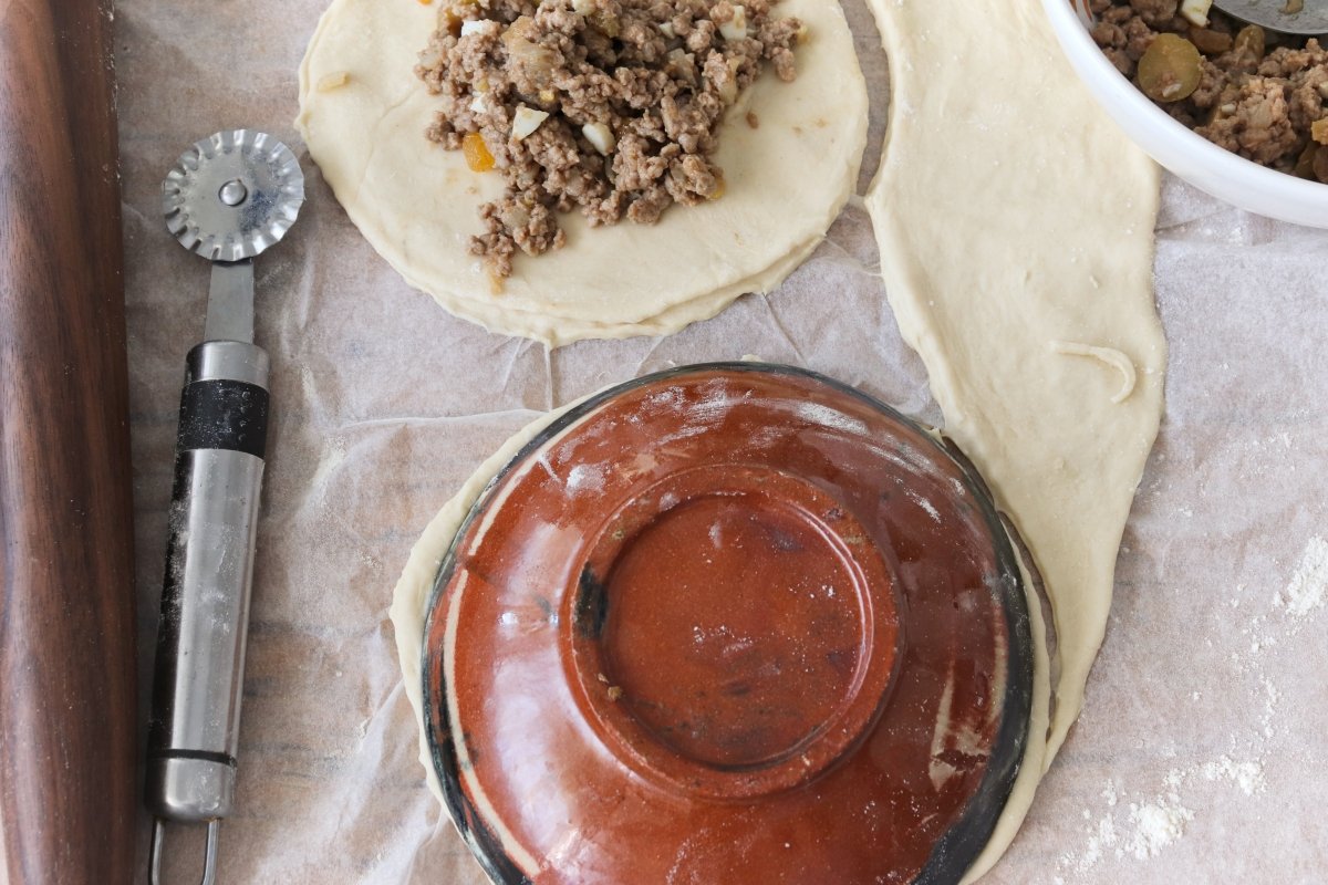 Cortar masa empanadas argentinas de carne