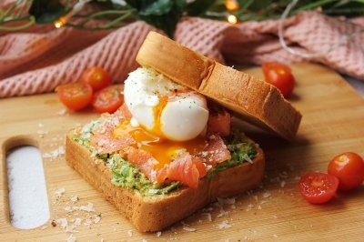 Sándwich de salmón ahumado, aguacate y huevo