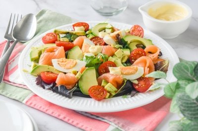 Ensalada de aguacate y salmón