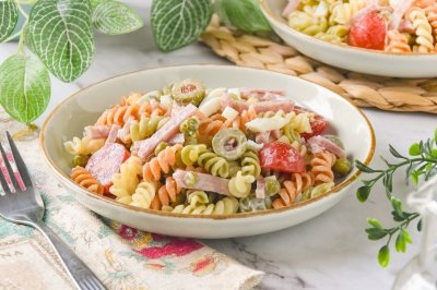 Ensalada de pasta de colores