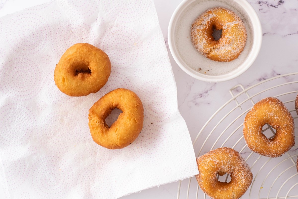 Escurrimos las rosquillas fritas