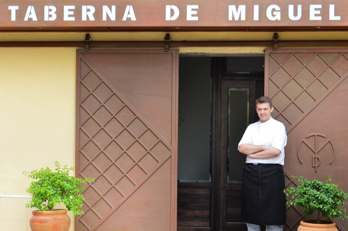 Jesús Moral frente al restaurante la Taberna de Miguel