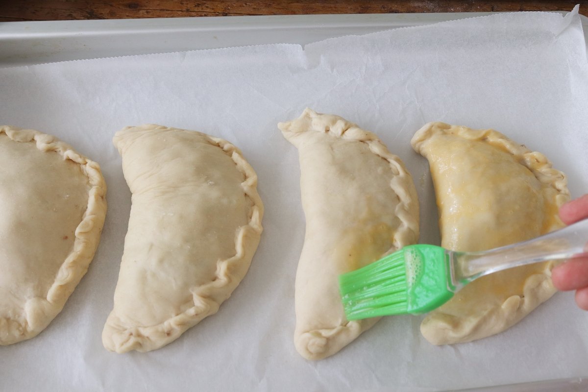 Pintar con huevo empanadas argentinas de carne