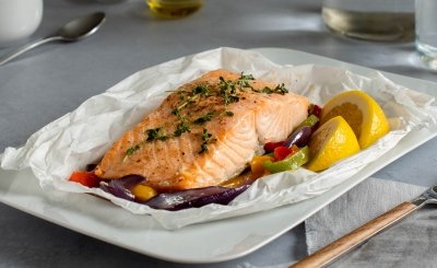 Salmón en papillote al horno con verduras