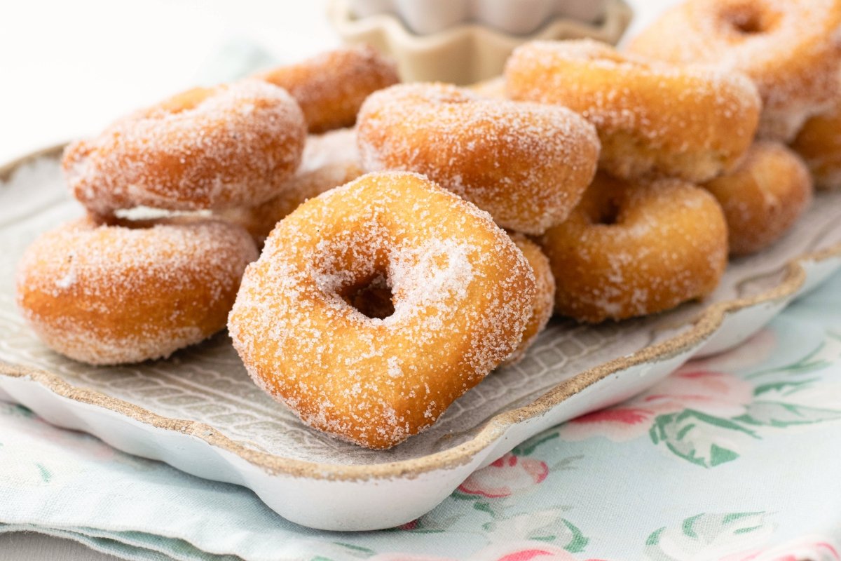 Rosquillas fritas en el plato