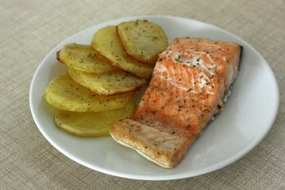 Salmón al horno con patatas