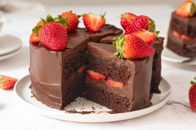 Tarta de chocolate y fresas