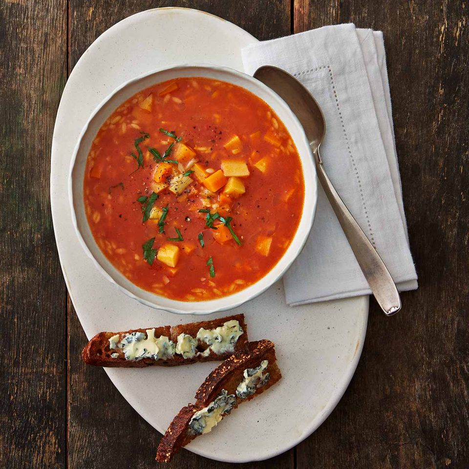 Minestrone mit Möhren, Pastinaken und Reisnudeln