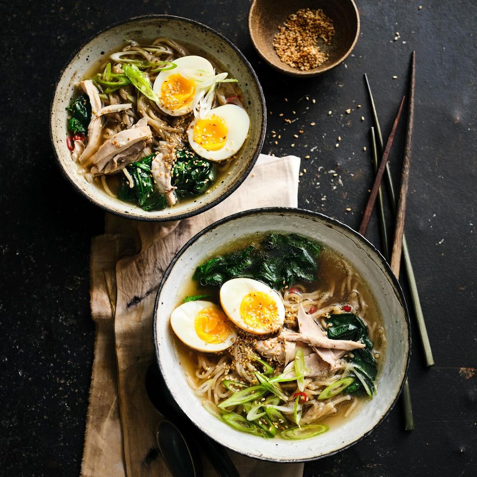 Ramen-Suppe mit Huhn, Ei und Spinat