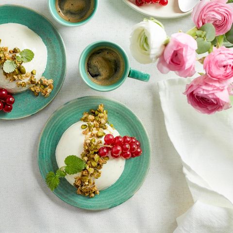 Joghurt-Panna-Cotta mit Pistazien-Granola