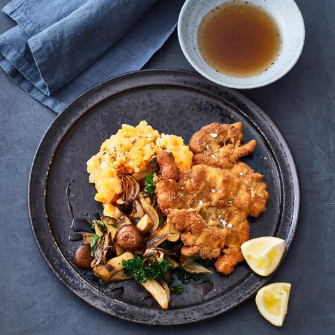 Knusperschnitzelchen mit Gemüsestampf und Pilzen