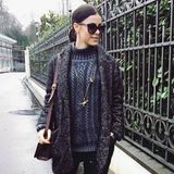 Wunderbar winterlich ist dieser Look von Lena Meyer-Landrut. Mit Skinny Jeans, Boots und dickem Strickpullover schützt sie sich gegen die Kälte. Besonders süß: die goldene Dino-Kette mit Überlänge.