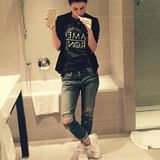 Fürs Zahnputz-Selfie reichen Lena Shirt und zerrissenen Jeans völlig aus.