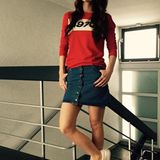 Den College-Girl-Look beherrscht Lena mit rotem Sewater, Jeansrock und weißen Turnschuhen auch perfekt.